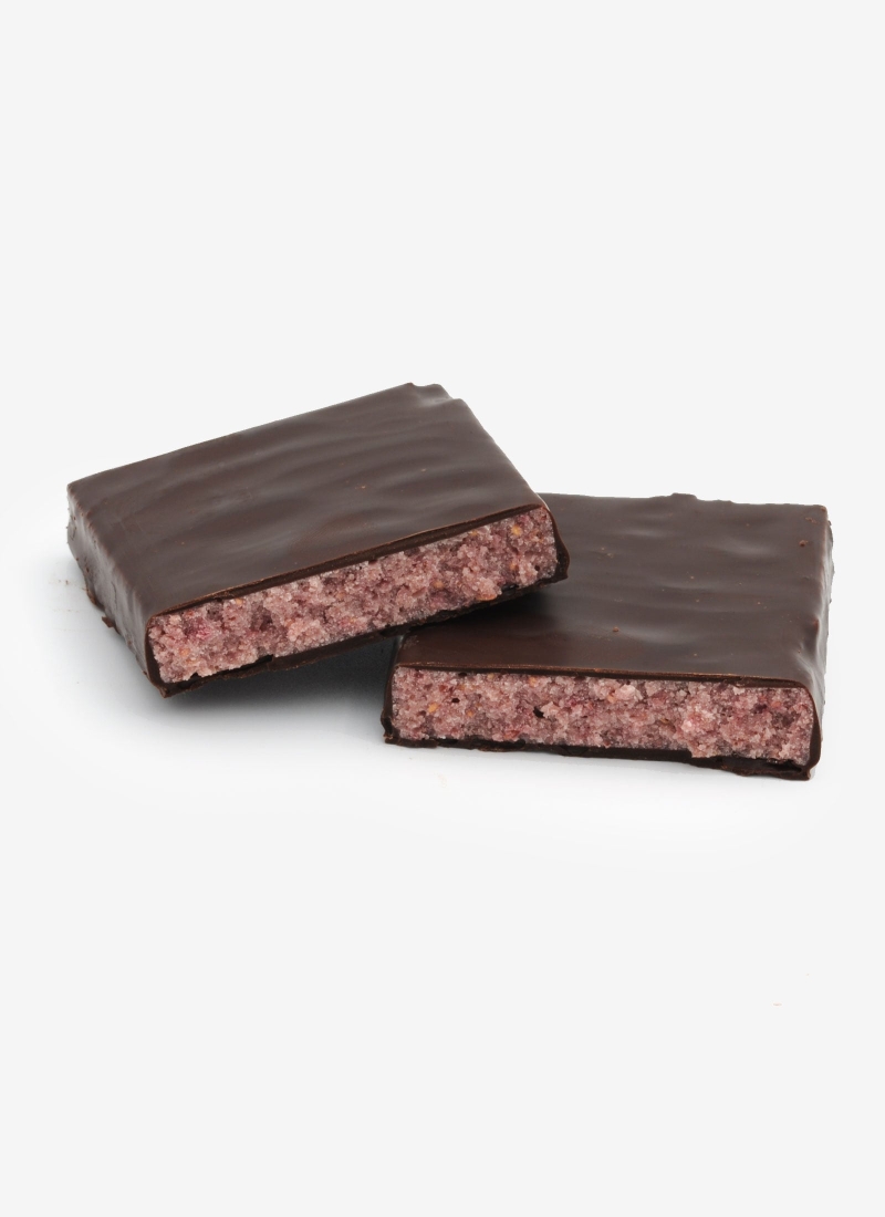 Gefüllte Schokoladetafel mit Himbeer Trüffel Füllung in Milchschokolade, gebrochen