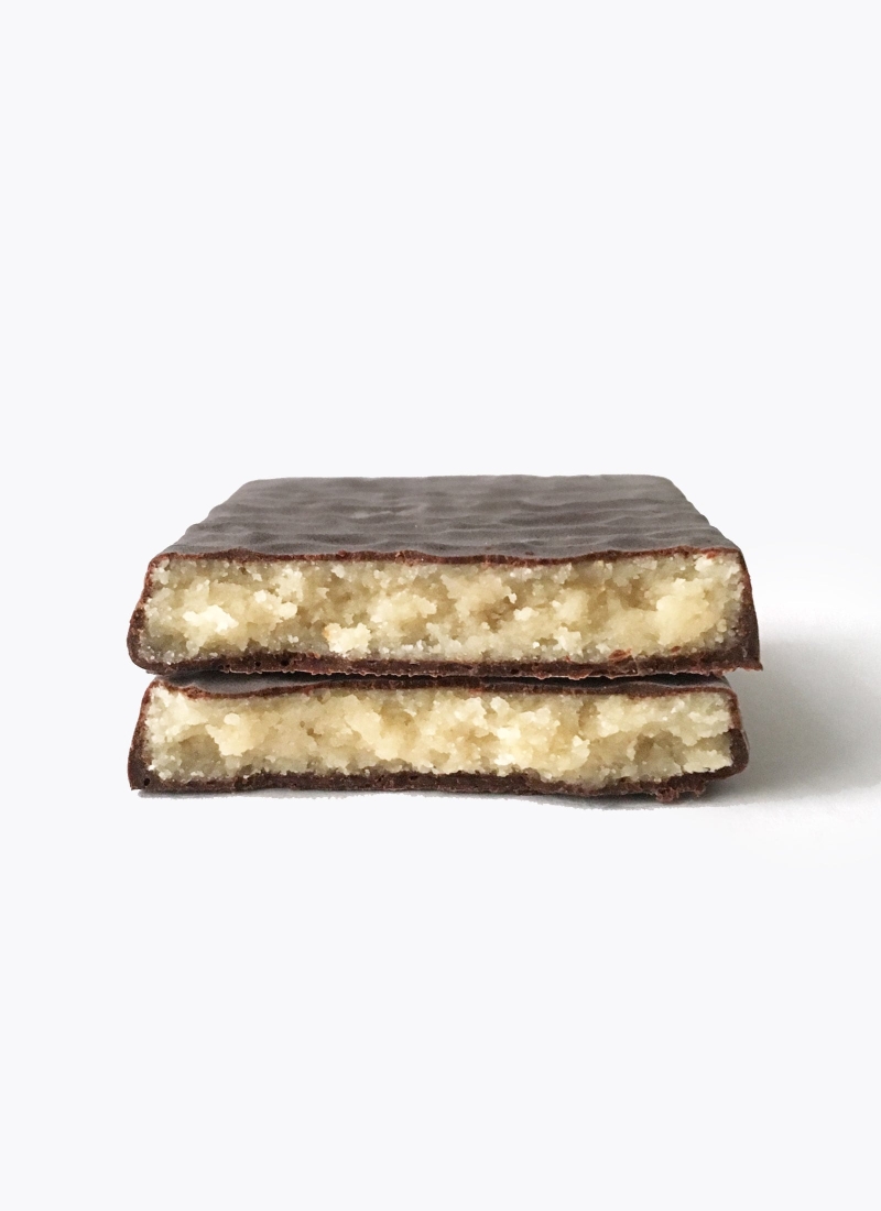 Gefüllte Schokoladetafel mit Marzipan-Füllung in Edelbitterschokolade, Bruch